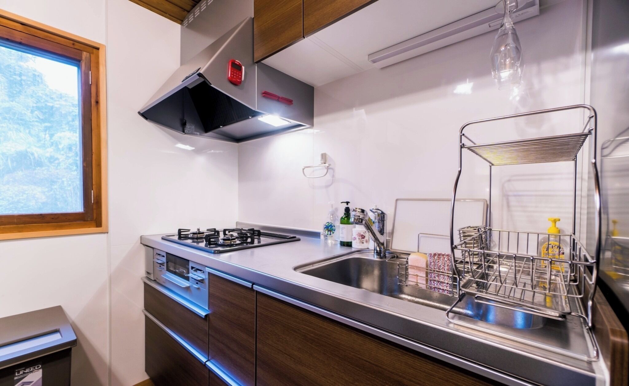 Kühlschrank, Mikrowelle, Herdplatte, Kochgeschirr/Geschirr/Besteck