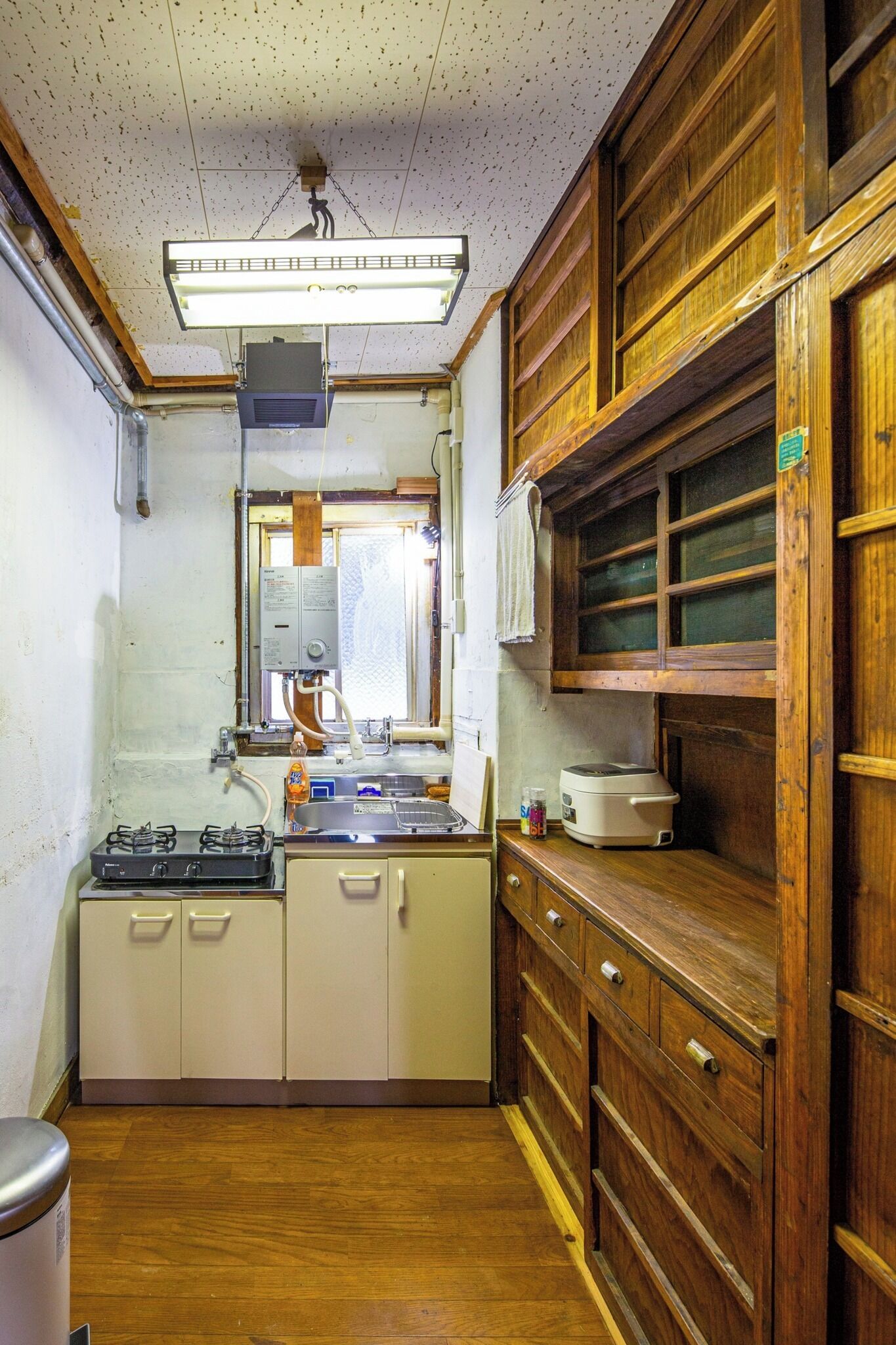 Kühlschrank, Mikrowelle, Herdplatte, Kochgeschirr/Geschirr/Besteck