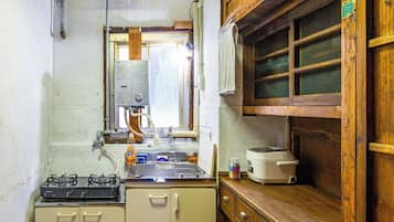 Fridge, microwave, stovetop, cookware/dishes/utensils