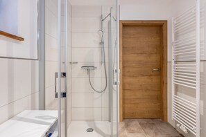 Dusche, kostenlose Toilettenartikel, Haartrockner, Handtücher