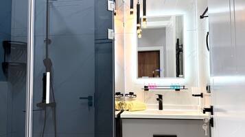 Apartament Comfort, diversos llits, vistes a la ciutat | Bany