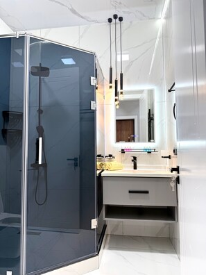 Apartament Comfort, diversos llits, vistes a la ciutat | Bany