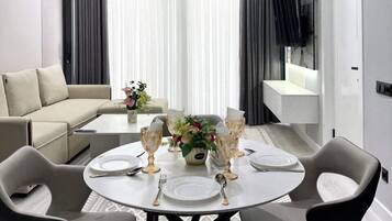 Apartament Comfort, diversos llits, vistes a la ciutat | Sala d'estar