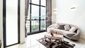 Sala moderna com uma janela grande, um sofá, uma mesa de centro e vista da cidade.