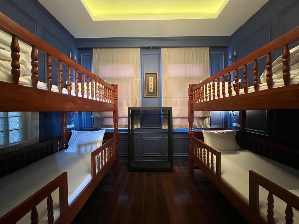 Dormitorio compartido | Tabla de planchar con plancha y wifi gratis