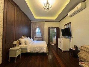 Room, 1 King Bed | Iron/ironing board, free WiFi