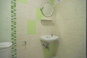 Quarto standard, 1 cama King | Banheiro | Chuveiro, toalhas de banho, shampoo, papel higiênico