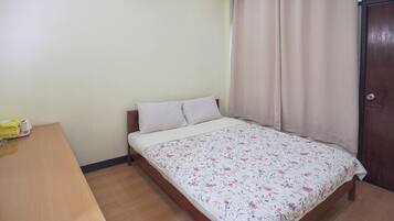 Habitación estándar, 1 cama de matrimonio grande | Escritorio, wifi gratis, ropa de cama