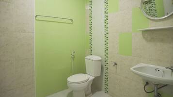 Standard King Room with Fan | Bathroom | Shower, towels, shampoo, toilet paper