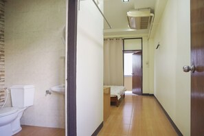 غرفة عادية - سرير ملكي | مكتب وواي فاي مجانًا وملاءات أسرّة