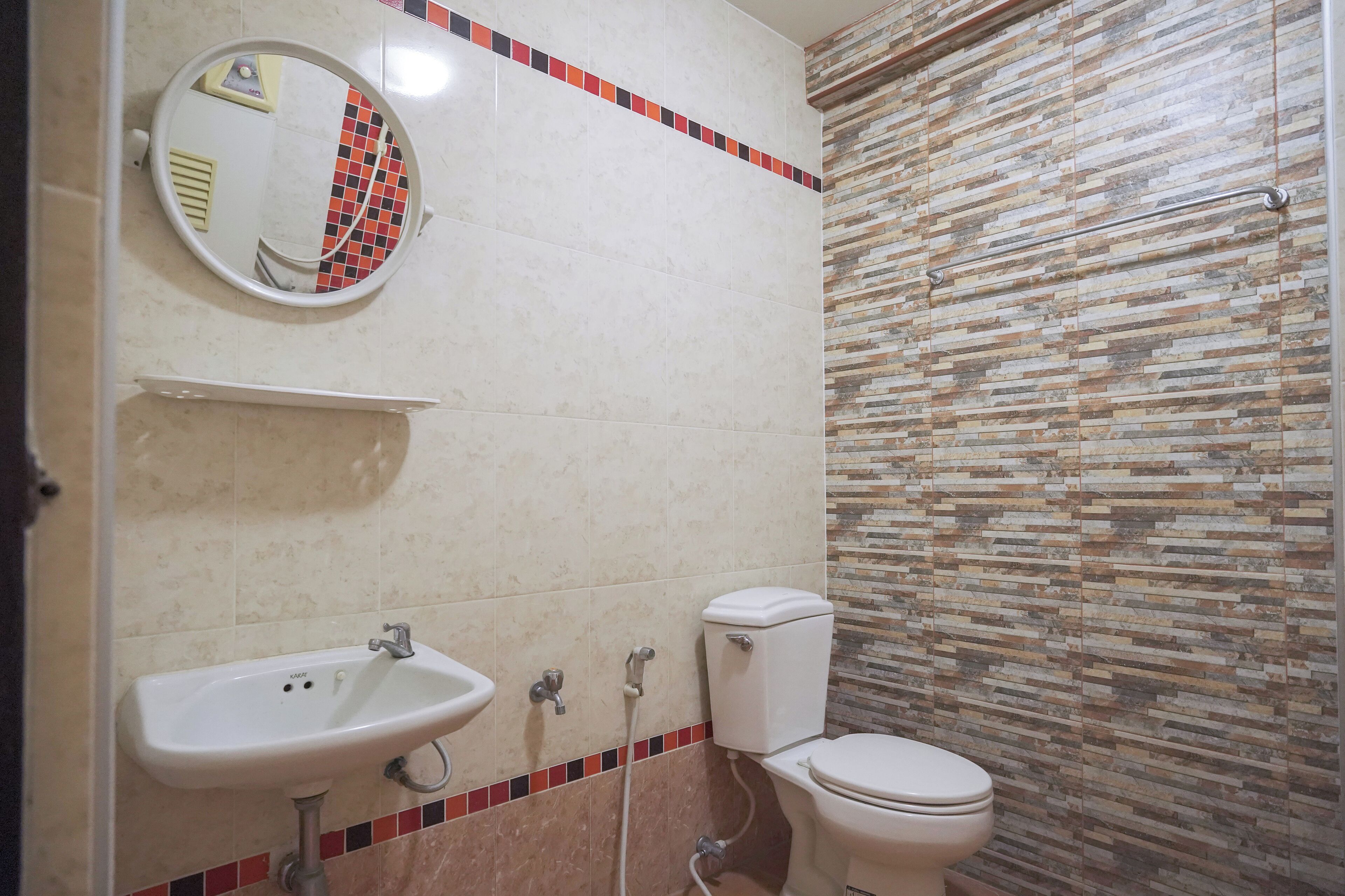 Standard King Room | Bathroom | Shower, towels, shampoo, toilet paper