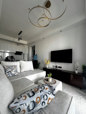 Smart TV - Luxury 1BR in Kilimani- Pool, Gym & Stunning Views (Nairobi)