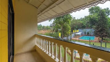 Bed in 8 Bed Mixed Dormitory with Balcony and Pool View | Balcony