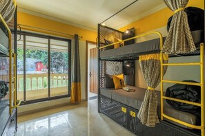 Bed in 8 Bed Mixed Dormitory with Patio and Garden View | 客房景觀