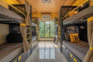 Bed in 8 Bed Female Dormitory | 免費無線上網、床單