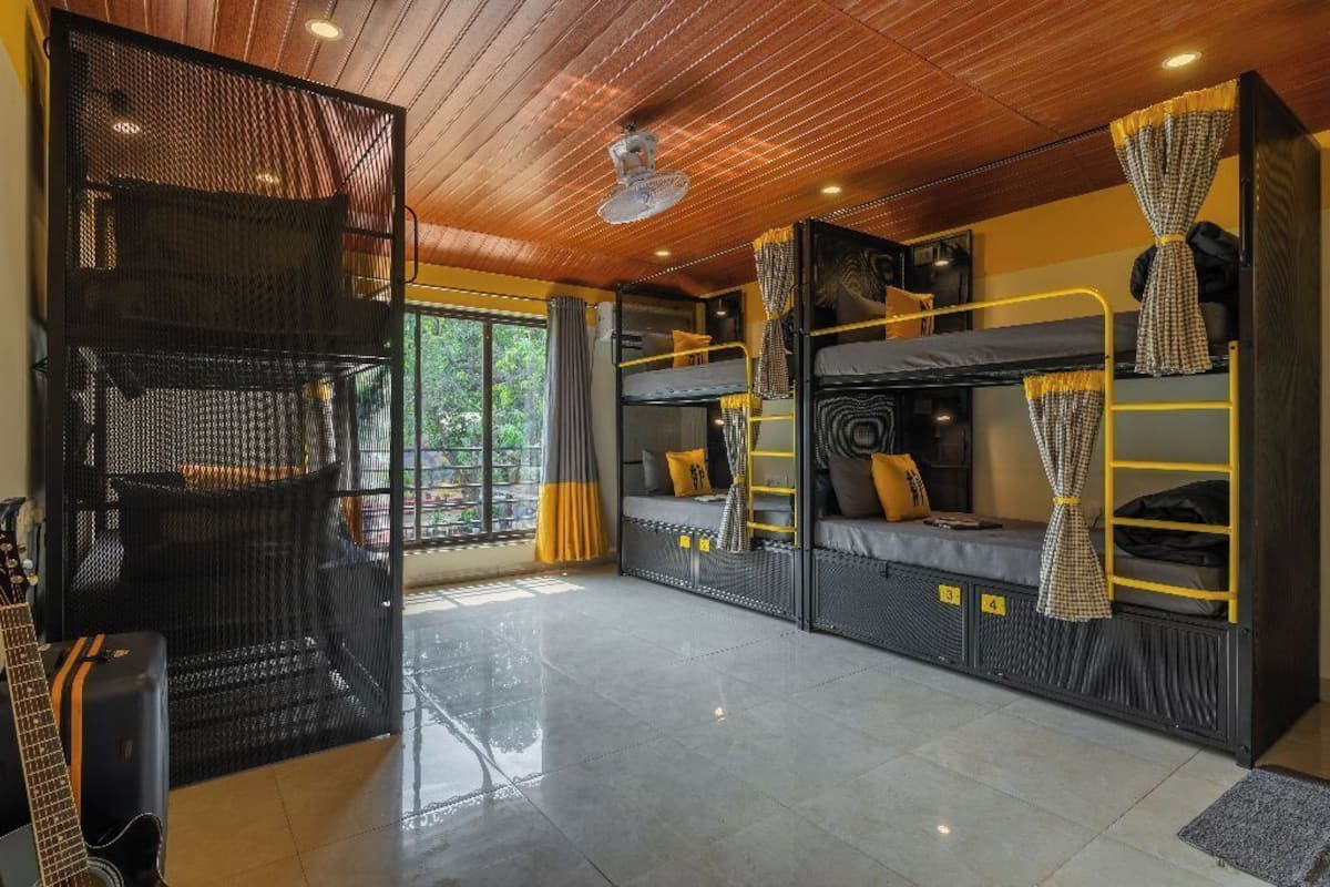 Bed in 6 Bed Mixed Dormitory with Pool View | Free WiFi