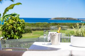 Outdoor dining - Salt & Sky - Luxe Coastal Getaway! (Coffs Harbour)