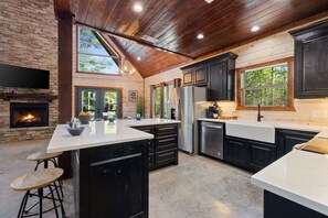 Fridge, microwave, oven, stovetop - Heated Pool, MiniGolf, Hot Tub, FirePit, Sleeps 14 (Broken Bow)