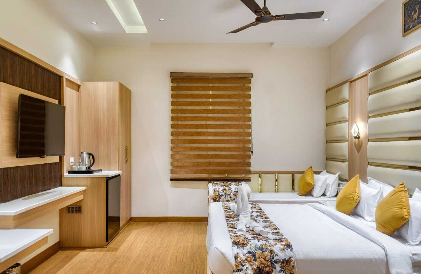 Escritorio, espacio para trabajar con laptop y wifi gratis 