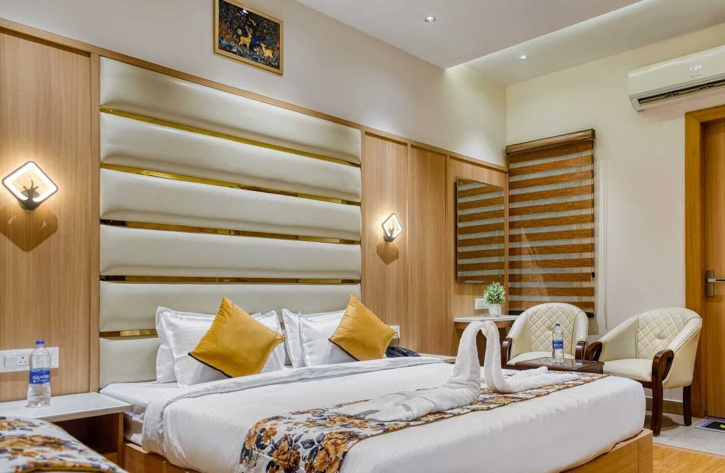 Escritorio, espacio para trabajar con laptop y wifi gratis 