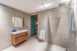 Douche, sèche-cheveux, bidet, serviettes fournies