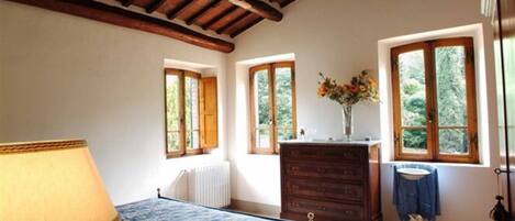 6 室のベッドルーム、旅行用ベビーベッド、WiFi (無料)