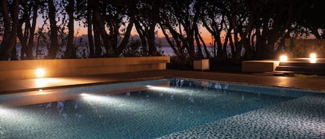 Villa, balcon, vue sur la piscine | Vue de la chambre