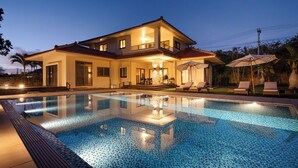 Villa, balkon, uitzicht op zwembad | Terras