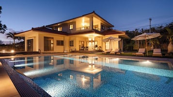 Biệt thự, ban công, quang cảnh hồ bơi | Hiên