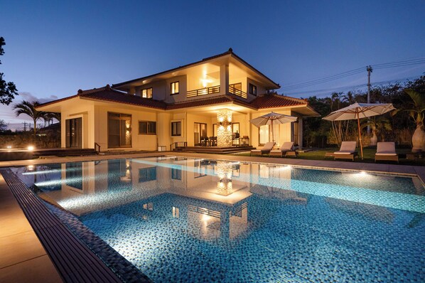 Villa, balcon, vue sur la piscine | Terrasse/patio