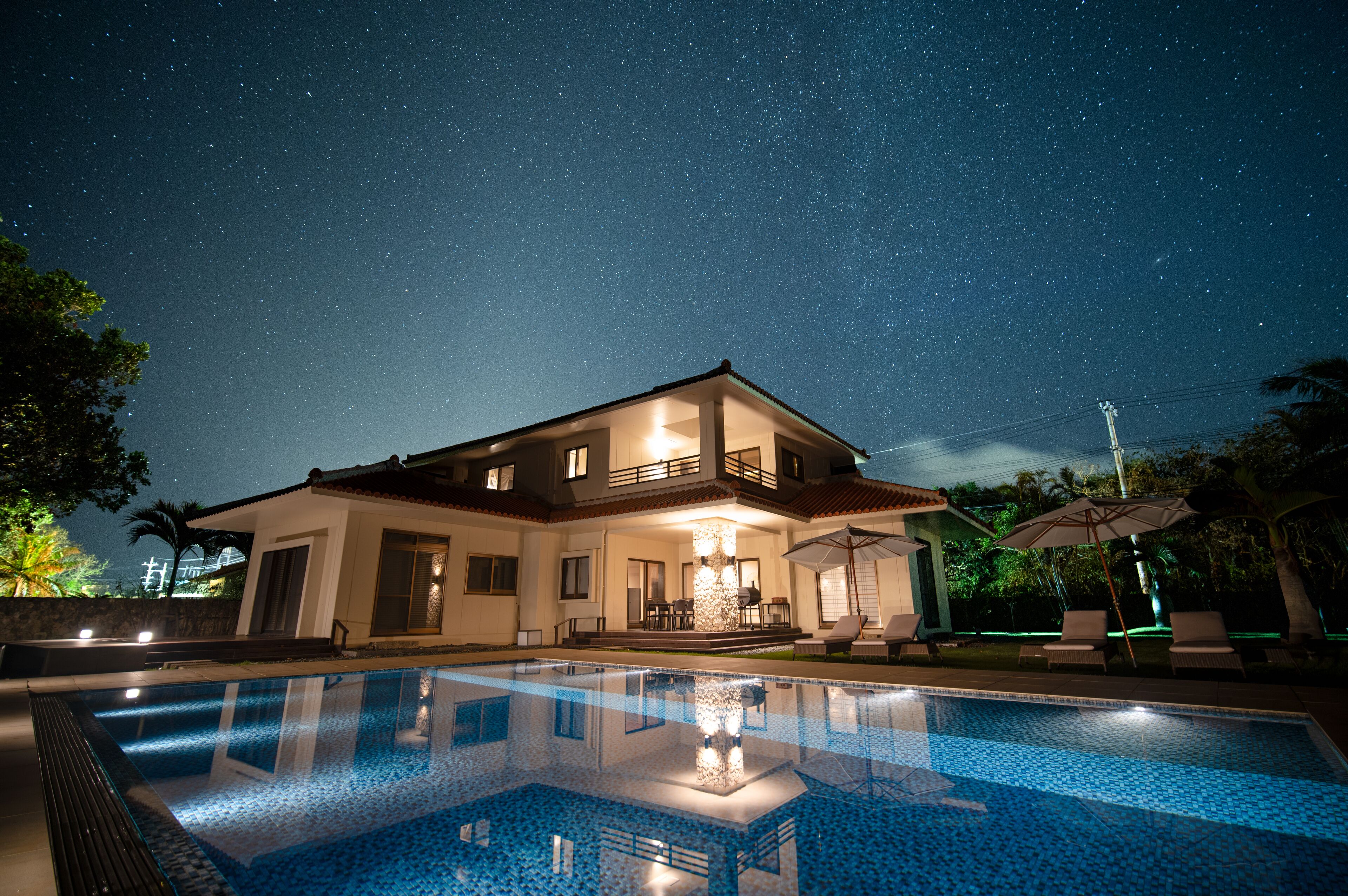 4 outdoor pools, open 6:00 AM to 9:00 PM, pool umbrellas