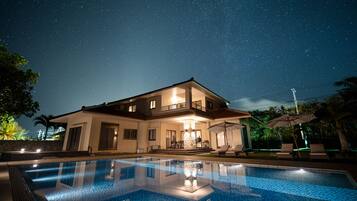 4 outdoor pools, open 6:00 AM to 9:00 PM, pool umbrellas