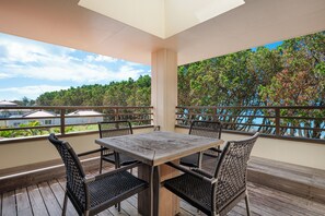 Villa, Balkon, Poolblick | Terrasse/Patio