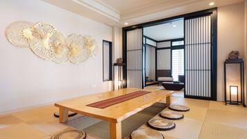 Biệt thự, ban công, quang cảnh hồ bơi | Khu phòng khách