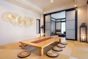 Villa, balcon, vue sur la piscine | Aire de séjour