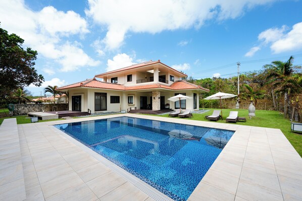 Villa, Balkon, Poolblick | Terrasse/Patio