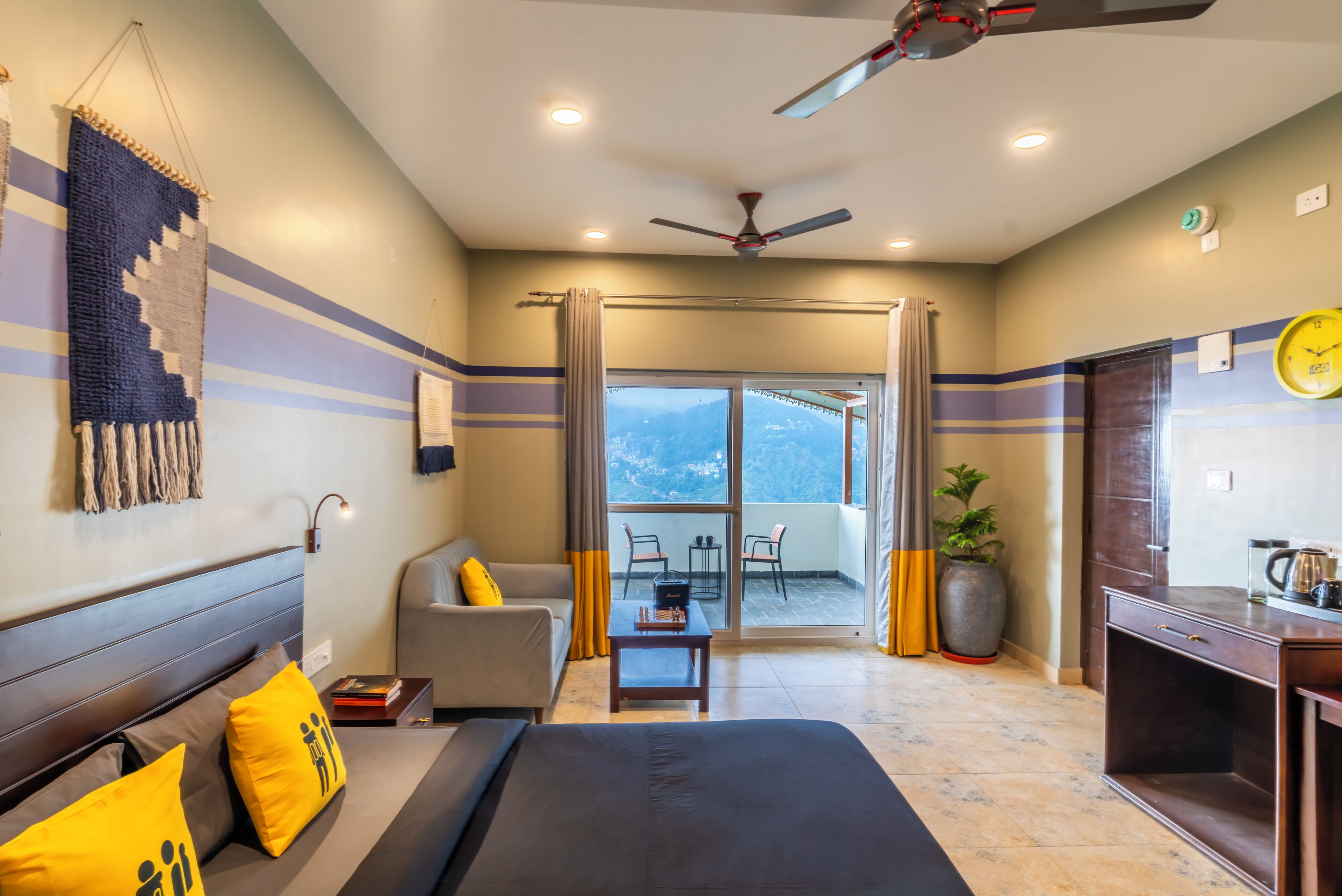 Superior Double Room with Balcony and Valley View | Wifi gratis y ropa de cama