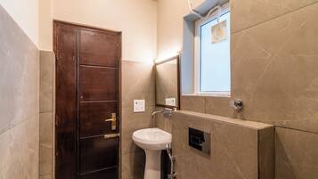 Bed in 4 Bed Mixed Dormitory with Valley View | Bathroom | Shower