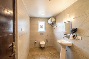 Bed in 4 Bed Mixed Dormitory | Banheiro | Chuveiro 