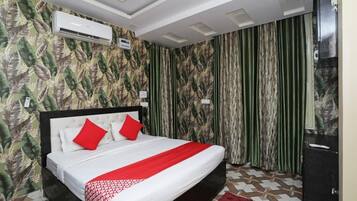 Escritorio, espacio para trabajar con laptop y cuna de viaje