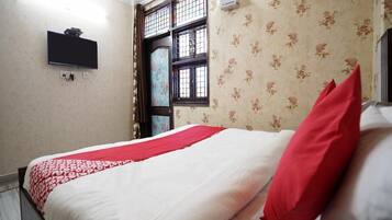 Escritorio, espacio para trabajar con laptop y cuna de viaje