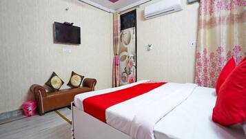 Escritorio, espacio para trabajar con laptop y cuna de viaje