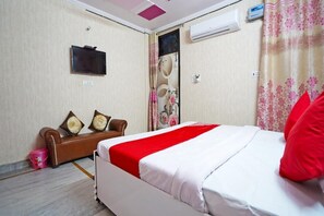 غرفة ديلوكس مزدوجة أو بسريرين منفصلين | مكتب ومساحة عمل للكمبيوتر المحمول وواي فاي مجانًا