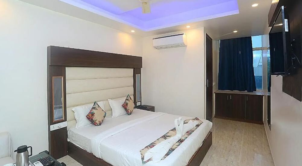 Deluxe Double or Twin Room | Desk, laptop workspace, travel cot, free WiFi