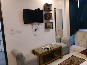 Deluxe Double or Twin Room | In-room dining - Hotel The Raj Palace (New Delhi)