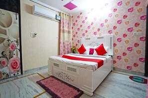 Íróasztal, laptophoz jól használható munkafelület és hordozható kiságy