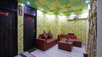 Escritorio, espacio para trabajar con laptop y cuna de viaje