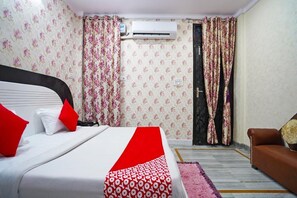 غرفة ديلوكس مزدوجة أو بسريرين منفصلين | مكتب ومساحة عمل للكمبيوتر المحمول وواي فاي مجانًا