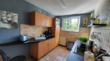 Refrigerador, microondas, horno, placa de cocina