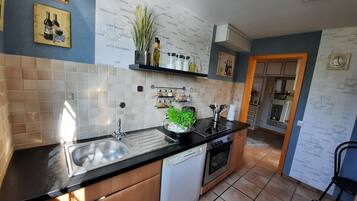 Kühlschrank, Mikrowelle, Ofen, Herdplatte